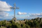Поклонный крест на вершине горы Мустаг